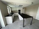 Cuisine blanche mat avec plan de travail en compact noir &agrave; Florennes  - Cuisines &eacute;quip&eacute;es design compl&egrave;tes Cr&eacute;a-M